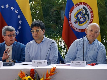 Pablo Beltrán, del ELN; Danilo Rueda, alto comisionado para la Paz; y Otty Patiño, jefe negociador del Gobierno de Colombia, cierran el primer ciclo de diálogos de paz, en Caracas, el 12 de diciembre de 2022.