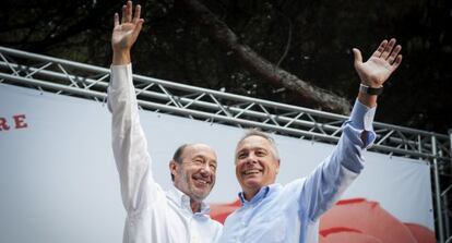 Alfredo Pérez Rubalcaba y Pere Navarro, en Barcelona.