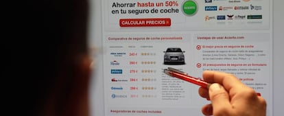 Un usuario compara precios de seguros de coche.