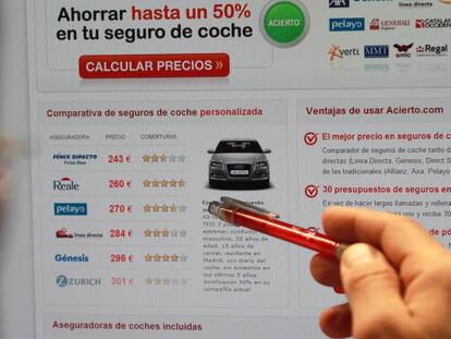 Un usuario compara precios de seguros de coche.