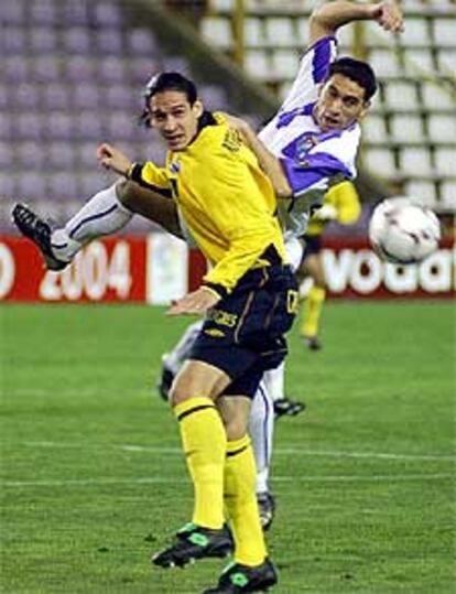 Astudillo pugna por el balón con Jonathan.