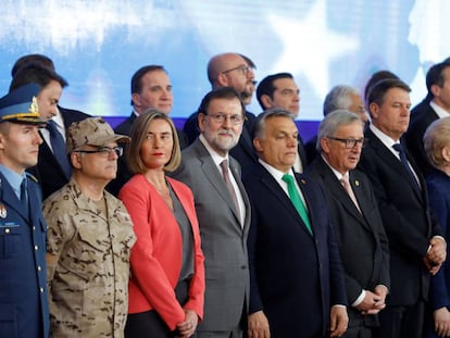 El presidente del gobierno de España Mariano Rajoy, junto a la Alta Representante de Política Exterior, Federica Mogherini, en la cumbre para poner en marcha de la cooperación en materia de defensa. EFE