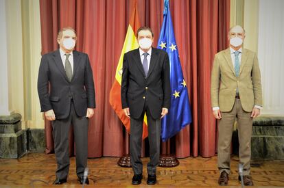 Luis Planas, en el centro; a su derecha, Antonio Bañuelos, presidente de la UCTL, y a su izquierda, Juan Pedro Domecq, vicepresidente.