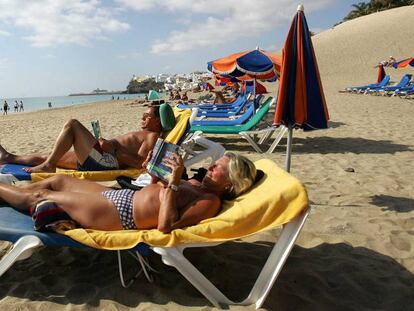 Turistas en la playa de Morrojable (Fuerteventura)