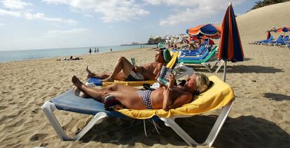 Turistas en la playa de Morrojable (Fuerteventura)