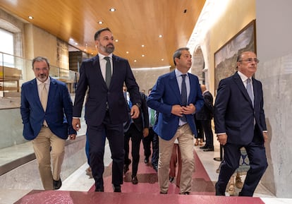 Desde la izquierda, Carlos Flores, Santiago Abascal, Vicente Barrera e Ignacio Gil Lázaro, el lunes a su llegada a las Cortes valencianas.