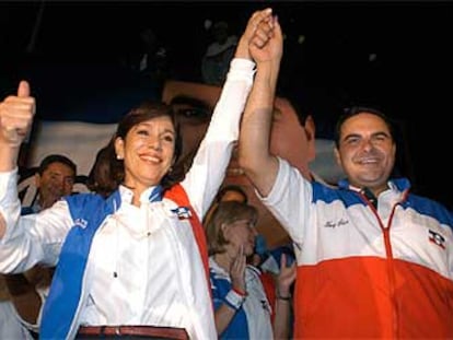 Antonio Saca González, junto a su compañera de partido Vilma de Escobar, en la celebración del triunfo.