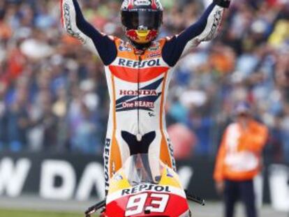 Márquez celebra la victoria en el circuito de Assen