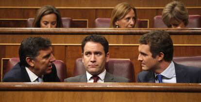 El líder del PP, Pablo Casado (derecha), conversa con el secretario general del partido, Teodoro García Egea (centro), y con el diputado José Antonio Bermúdez.