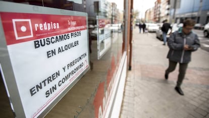 Cartells de pisos per llogar en una oficina immobiliària a Madrid.