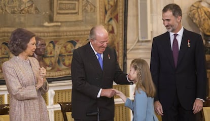 Los Reyes eméritos conversan con la princesa Leonor.