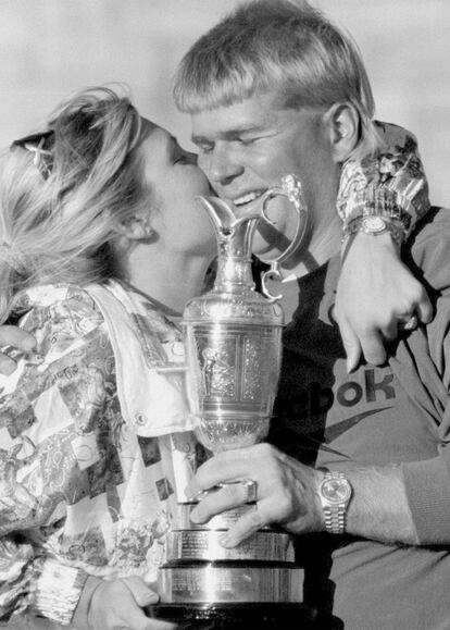 El golfista estadounidense John Daly fascinó a propios y extraños en Saint Andrews, donde se impuso con una gran solidez y un potentísimo y flexible 'swing' que le daba distancias estratosféricas. A partir de su victoria en la catedral del golf, la carrera del estadounidense fue por derroteros bien distintos. En la imagen, con la que por entonces era su mujer, Paulette.