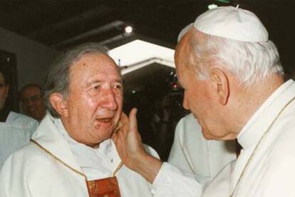 Luigi Giussani saluda al Papa, en un acto de mediados de los noventa.