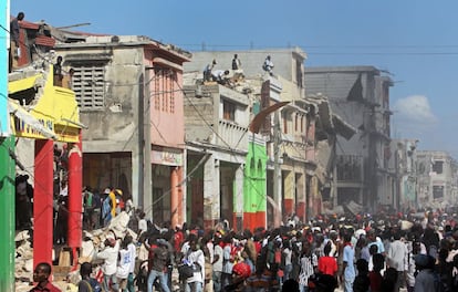 Vista de una calle comercial de Puerto Príncipe durante los días siguentes al terremoto (17/01/2010)