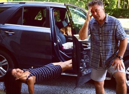 Hilaria Baldwin practica una postura de yoga en un coche, ante la expresi&oacute;n de &#039;hartazgo&#039; de su marido, Alec.