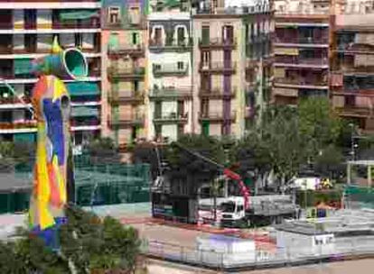 Estado de las obras en la plaza Joan Miró de Barcelona para la construcción de un nuevo parque de bomberos.