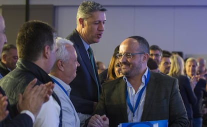 Alejandro Fernández saluda al diputado Santi Rodriguez. Detrás, Xavier García Albiol