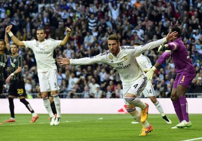 Sergio Ramos celebra el 1-0 ante las protestas de Kameni.