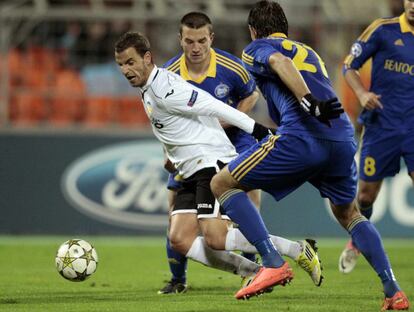 Soldado se marcha de dos jugadores del Bate.