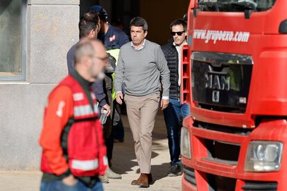 El 'president' de la Generalitat, Carlos Mazn (en el centro), visita el lugar del suceso este sbado en Benetsser.