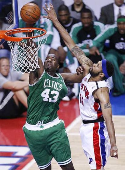 Kendrick Perkins intenta anotar ante Rasheed Wallace en la final de la conferencia Este de la NBA