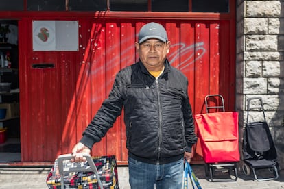 Carlos Salcillo, beneficiario de la ayuda de la asociación, frente a la sede de la Asociación Farmacéuticos Solidarios, en Vallecas, Madrid.