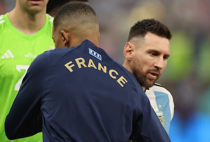 Messi y Mbappé se saludan en los prolegómenos de la final. 