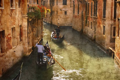 Cuando Jan Morris (1926) llegó a Venecia a finales de los cincuenta no pudo sustraerse al voluptuoso encanto que emanaba.