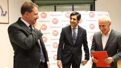 El presidente de Telef&oacute;nica, Jos&eacute; Mar&iacute;a &Aacute;lvarez Pallete (centro); el CEO de Orange Espa&ntilde;a, Laurent Paillassot (izquierda); y el de Vodafone Espa&ntilde;a, Antonio Colmbra.