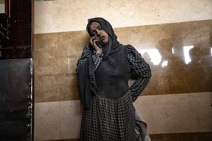 Una mujer, herida en un bombardeo israelí, habla por teléfono en el vestíbulo de un hospital de Jan Yunis, el 3 de noviembre de 2023.