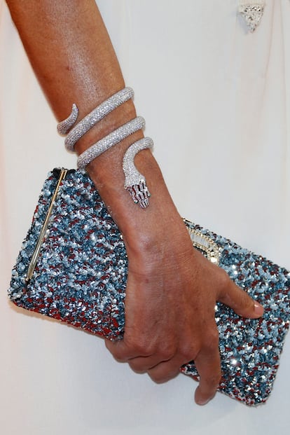 Detalle del brazalete y el clutch de la exmodelo.