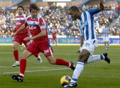 Sinama Pongolle controla el balón ante el defensa getafense Belenguer