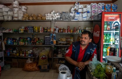 Jorge Sánchez trabaja en su negocio de abarrotes en la comunidad de Zangarro, Guanajuato.