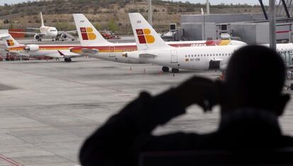 Un viajero observa los aviones del Aeropuerto de Barajas, en la T4.