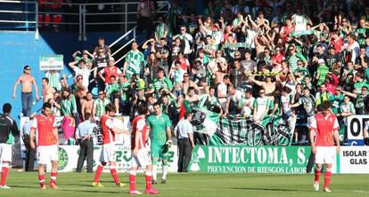 Jugadores y afición del Racing, en Ponferrada, tras descender.