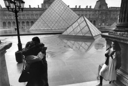 Las pirámides del Louvre son testigos del beso entre una pareja de enamorados en 1988.