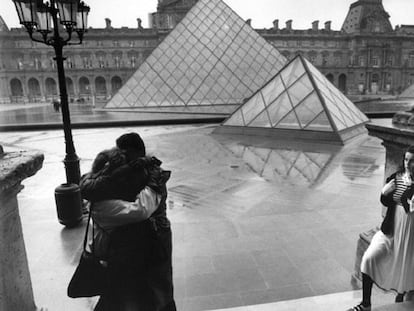 Las pirámides del Louvre son testigos del beso entre una pareja de enamorados en 1988.