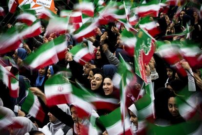 Estudiantes iraníes celebran el 36 aniversario de la Revolución islámica en la plaza de Azadi de Teherán, Irán.