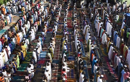 Los fieles musulmanes rezando durante el festival de Eid al-Adha.