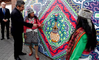 El ministro de Cultura de Perú, Rogers Valencia, junto a las artistas Olinda Silvano (a su lado) y Silvia Ricopa, en la presentación en Matadero de Madrid de un mural de la exposición 'Amazonías'.