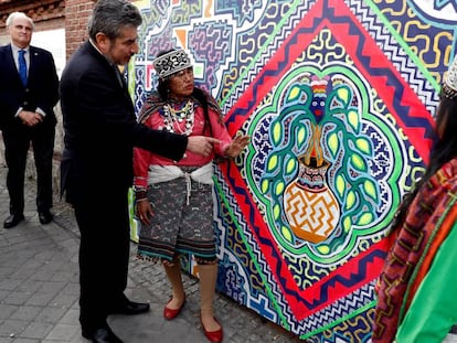 El ministro de Cultura de Perú, Rogers Valencia, junto a las artistas Olinda Silvano (a su lado) y Silvia Ricopa, en la presentación en Matadero de Madrid de un mural de la exposición 'Amazonías'.