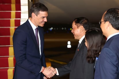 El presidente del Gobierno español, Pedro Sánchez, saluda a autoridades de Vietnam tras aterrizar en Hanói, este martes.