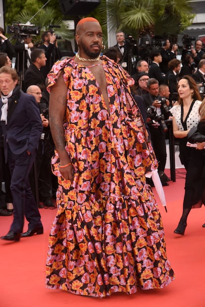 A su llegada a la alfombra roja de 'Pain and Glory' (Dolor y Gloria) en 2019, el DJ y productor Kiddy Smile fue casi retenido por los guardias de seguridad por causa de su atuendo. El “look” consistía en un vestido floral en la parte frontal, de corte largo, que por la parte de atrás dejaba ver unos pantalones de vestir negros, y que claramente jugaba con los protocolos de género asociados a la vestimenta que se exigen en el Festival. La situación se resolvió rápidamente gracias a la insistencia de Kiddy Smile, que no estaba dispuesto a ceder y el incidente fue parte de lo que amplificó la reivindicación implícita en su “look”.