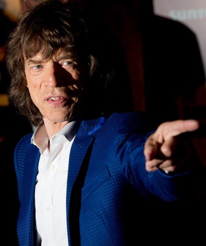 El roquero más famoso y excesivo del mundo está de enhorabuena: cumple 75 años y lleva 56 años junto a los Rolling Stones. En 2012 se celebró el medio siglo de la banda con una exposición en Londres. Aquí, Jagger a su llegaba a la misma.