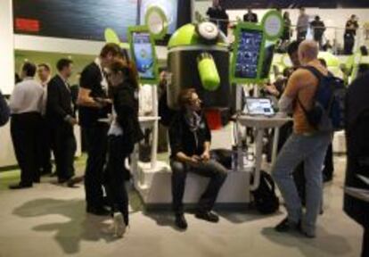 Visitantes de una edici&oacute;n del Mobile World Congress en el stand de Google viendo el funcionamiento de Android.