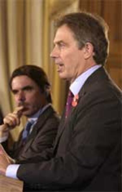 El primer ministro británico, Tony Blair, y el presidente José María Aznar, durante una rueda de prensa en Londres.