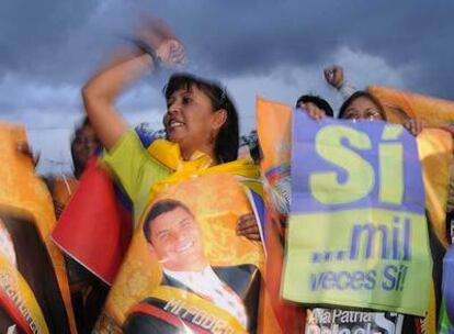 Partidarios del presidente Rafael Correa celebran la victoria del <i>sí.