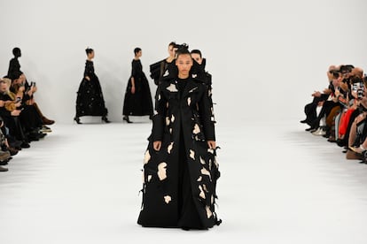 Parte del desfile de Viktor & Rolf durante la semana de la moda de París, el 24 de enero de 2024 en la capital francesa.