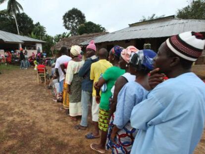 Ciudadanos liberianos hacen cola para votar en un colegio electoral de Allasala Town, en el noroeste del país.