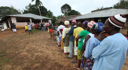 Ciudadanos liberianos hacen cola para votar en un colegio electoral de Allasala Town, en el noroeste del país.